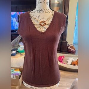 Linda Matthew’s Brown Sleeveless V-Neck Top large